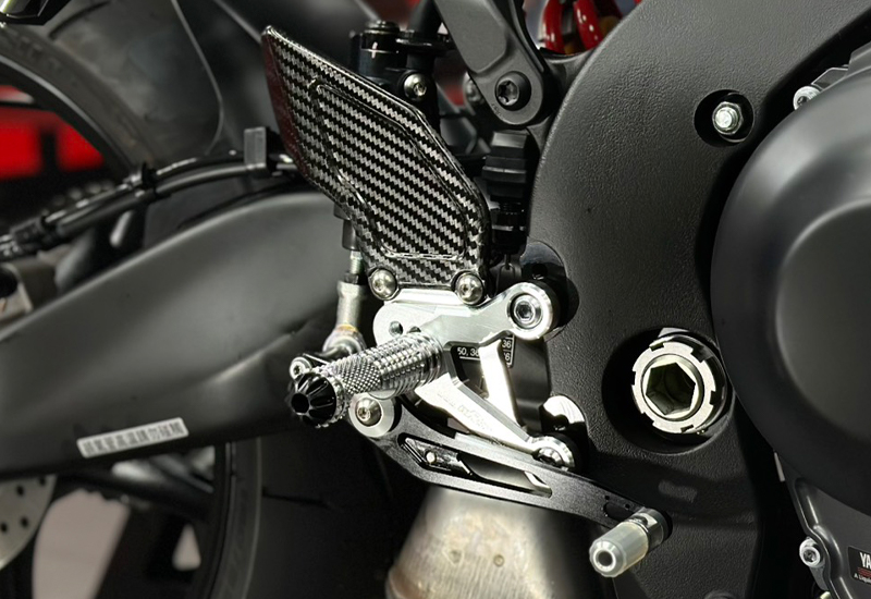 YZF-R9_腳踏後移