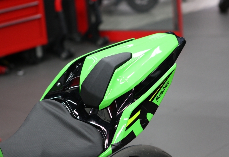 Kawasaki_Ninja400_原廠後單座蓋